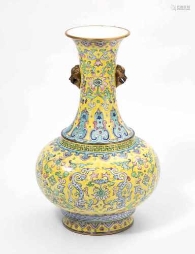 Canton Email VaseChina, Qing-Dynastie. Canton Email. Bauchige Vase mit langem, ausladenden Hals, die