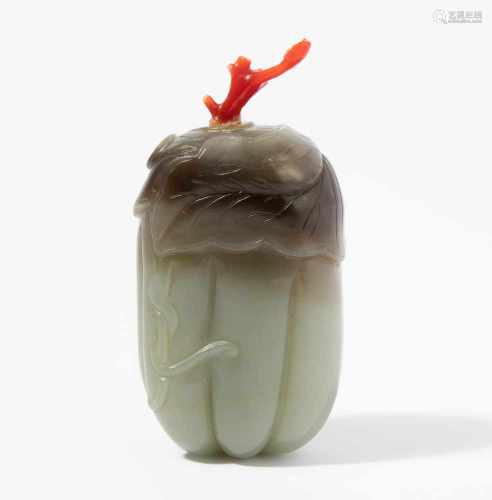 Snuff BottleChina, 20.Jh. Celadongrüne Jade mit dunklen Zonen. In Form eines Kürbis. Stöpsel aus