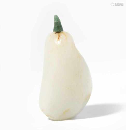 Snuff BottleChina, 20.Jh. Helle celadonfarbene Jade. In Form eines Kiesels. H 9,5 cm. - Stöpsel