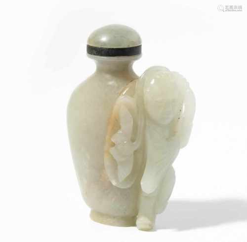 Snuff BottleChina, 20.Jh. Celadonfarbene Jade. Balusterförmiges Gefäss, seitlich reliefiert mit