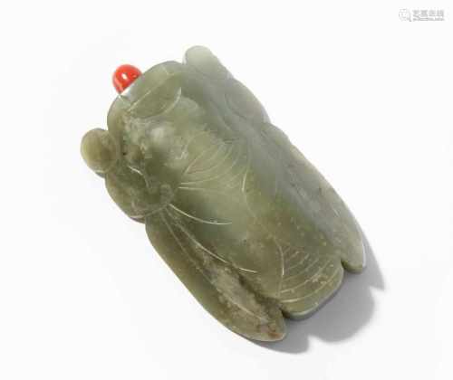 Snuff BottleChina, 20.Jh. Celadongrüne Jade mit weissen Zonen. In Form einer Zikade. L 8,5 cm. -