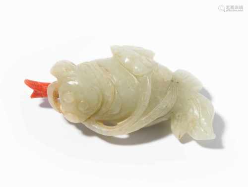 Snuff BottleChina, 20.Jh. Celadongrüne Jade. In Form eines Goldfischs. Stöpsel aus Koralle, geklebt.