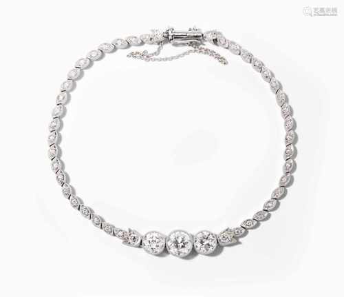 Diamant-BraceletUm 1920. Platin. Feines Bracelet mit Millegriffes-Verzierung, gefasst 3 Brillanten