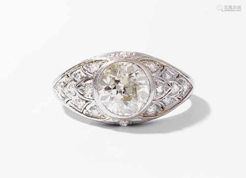 Diamant-RingUm 1920. Floral graviert mit 1 Altschliff-Diamanten ca. 1.50 ct P/Q-P2. 16 Altschliff-