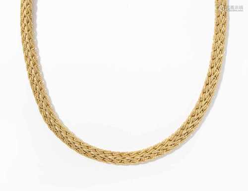 Gelbgold-Collier750 Gelbgold. Massives Geflecht. L 42 cm, B 1 cm, 129,9 g.