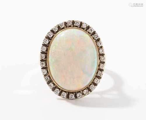 Opal-Brillant-Ring750 Gelb- und Weissgold. 1 ovaler Crystal-Opal-Cabochon ca. 16x13x5,5 mm,