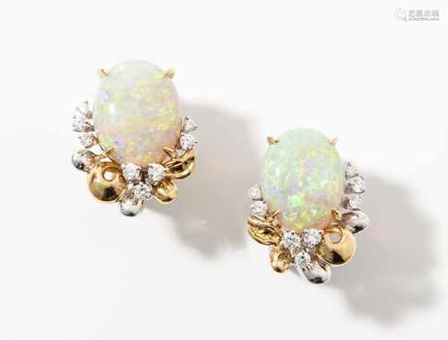 Opal-Brillant-OhrclipsJuwelier Meister. 750 Gelb- und Weissgold. 2 ovale Crystal-Opal-Cabochons je