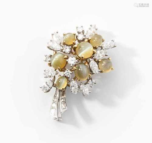 Chrysoberyll-Diamant-BroscheJuwelier Meister. Zürich, 1994. 750 Weiss- und Gelbgold. Kleines