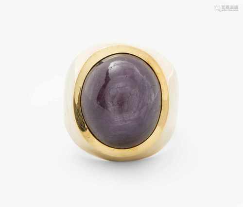 Sternrubin-Cabochon-RingBolli, St. Gallen. 750 Gelbgold. Massiver Ring mit 1 ovalen Sternrubin-