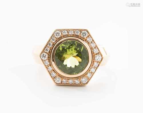 Peridot-Brillant-RingFrischknecht, St. Gallen. 750 Rotgold. 1 rund fac. Peridot ca. 3.90 ct mit 24