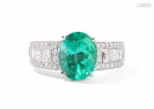 Smaragd-Brillant-Ring750 Weissgold. 1 oval fac. Smaragd von 3.36 ct, 40 Brillanten von 0.41 ct H-