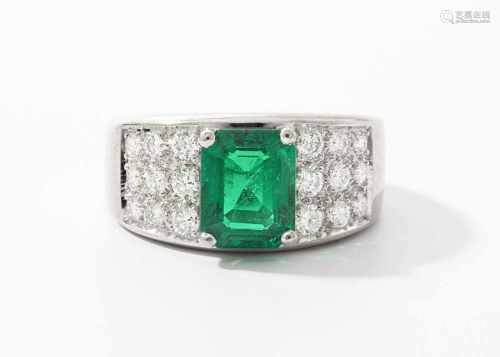 Smaragd-Brillant-Ring750 Weissgold. Feiner Smaragd von ca. 1.80 ct, Kolumbien. Ringschultern mit