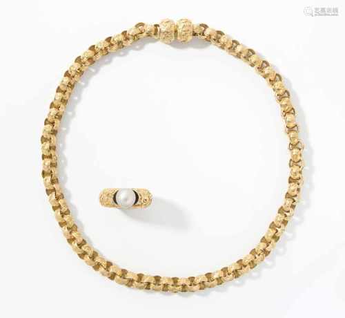 Comme les Millionaires Perlring und Collier2002. Modell Schneggli. 750 Gelbgold. Pneuring mit grauer