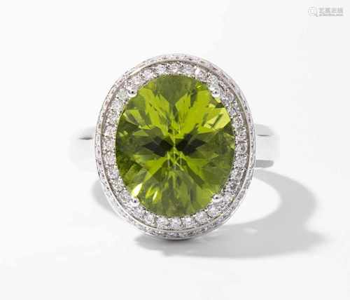 Peridot-Brillant-Ring750 Weissgold. 1 oval fac. Peridot von 8.09 ct, umgeben von 73 Brillanten von