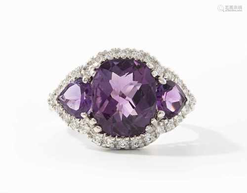 Amethyst-Brillant-Ring750 Weissgold. 1 fac. Amethystkissen mit 2 fac. Amethystherzen von zus. 5.72