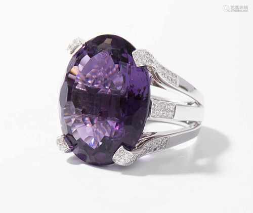 Amethyst-Brillant-Ring750 Weissgold. 1 oval fac. Amethyst von 34.60 ct und 120 Brillanten von 0.97