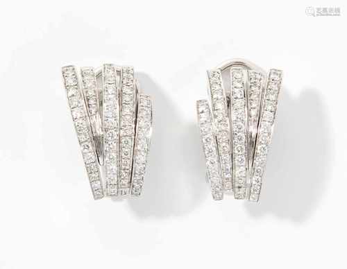 Brillant-Ohrclips 750 Weissgold. Halbcreolen mit 108 Brillanten von 1.30 ct. 15,8 g.