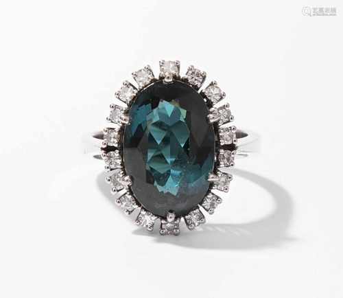 Turmalin-Diamant-Ring750 Weissgold. Entourage-Modell mit 1 oval fac. Indigolith ca. 4 ct und 18