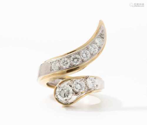 Brillant-Ring750 Gelb- und Weissgold. Schlangenmotiv mit 0.70 ct, 2 Brill. zus. ca. 0.60 ct und 6