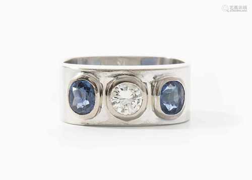 Saphir-Brillant-Ring750 Weissgold. Bandring mit 1 Brillanten ca. 0.30 ct H-si und 2 fac.