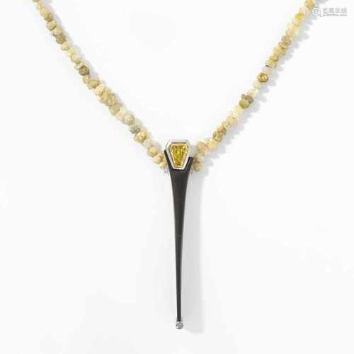 Diamant-Ebenholz-Collier750 Weissgold. Aparter Anhänger mit gelbem Diamant im Fantasieschliff, ca.