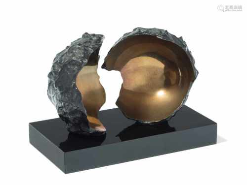 Broglia, Enrique(Montevideo 1942–2013 Montevideo)Ohne Titel. Zwei Halbkugeln. Bronze, teils gold