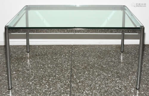USM Haller Tisch. Glas, Stahl. 125x75x75 cm.