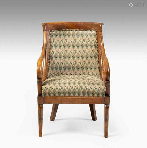 FauteuilBiedermeier ca. 1820. Nussbaum. Halbrundes Gestell auf säbelförmigen Beinen, mit