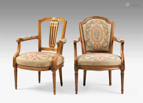 Zwei verschiedene Fauteuils Louis XVI ca. 1770/80, Nussbaum. Trapezförmiges Gestell auf hohen