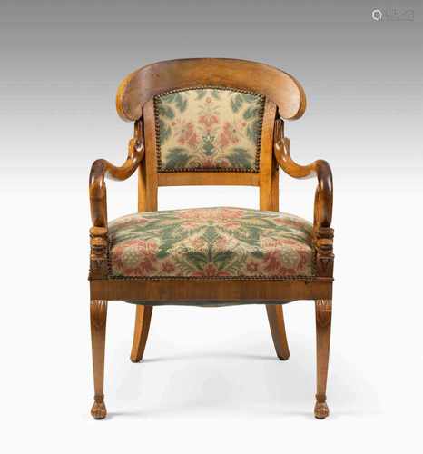 FauteuilBiedermeier ca. 1820, Nussbaum. Halbrundes Gestell auf säbelförmrigen Beinen,