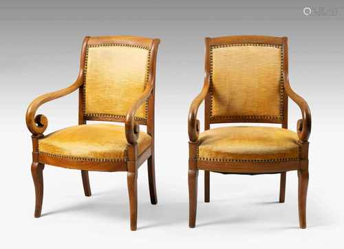 Ein Paar FauteuilsBiedermeier ca.1820, Mahagoni. Trapezförmiges Gestell, auf säbelförmigen Beine,