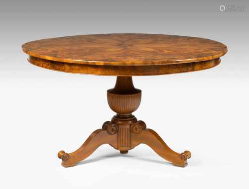 Tisch Biedermeier ca. 1820/30, Nussbaum.Säulenförmiger Schaft auf dreipassigem Fussgestell, unter