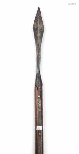 SaufederDeutschland, 18.Jh. Eisen (L ca. 74 cm mit Schaftfedern), schmale, lanzettenförmige