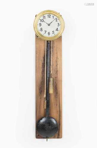 Kleine FabrikuhrWohl Frankreich um 1900. Der massive Uhrenträger ist auf einem braunen Holzbrett