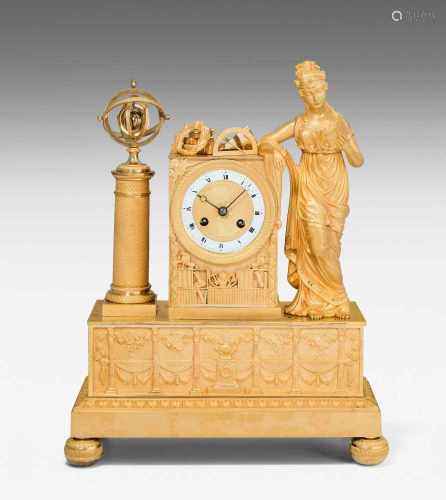 KaminuhrFrankreich, 19.Jh. Reich verziertes, vergoldetes Messinggehäuse, Astrolabium mit