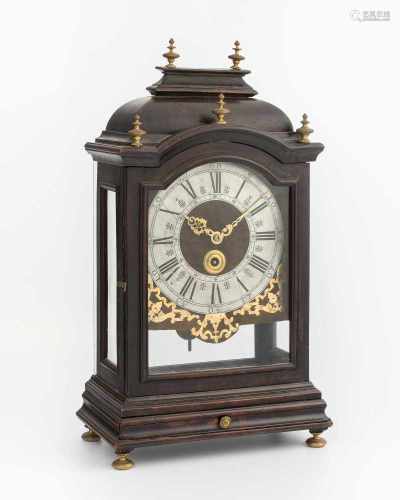 Bracket Clock Wohl England, 18.Jh. Holzgehäuse auf vier Bronzefüsschen und fünf Bronzezapfen auf dem