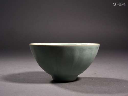 A LONGQUAN CELADON BOWL, 13TH CENTURY