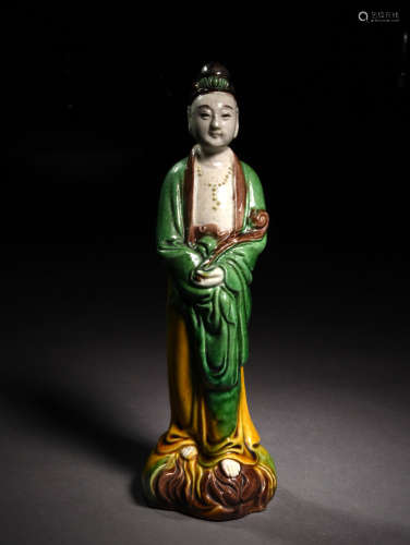 A FAMILLE VERTE BISCUIT GUANYIN, 18TH CENTURY