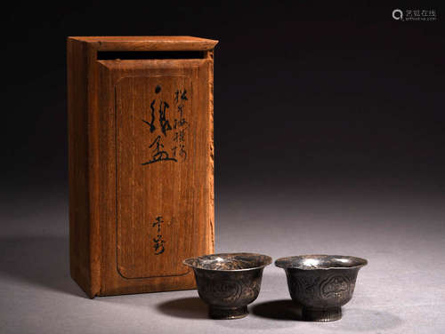 A PAIR OF INCISED CUPS, 17TH CENTURY