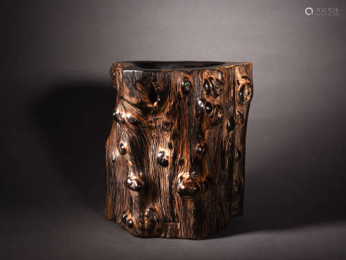 A BLACKWOOD TRUNK FORM BRUSHPOT, 18TH/19TH CENTURY