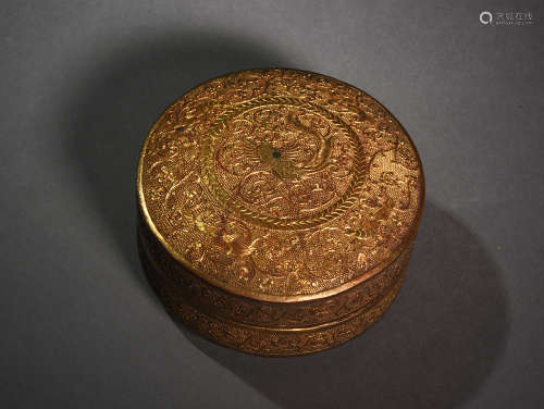 A INCISED GILT-BRONZE BOX AND COVER, 16TH CENTURY