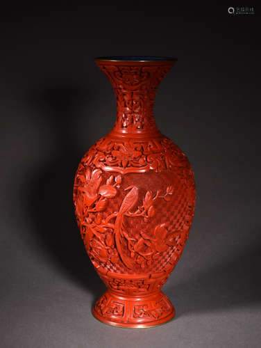 A CINNABAR LACQUER VASE, 20TH CENTURY