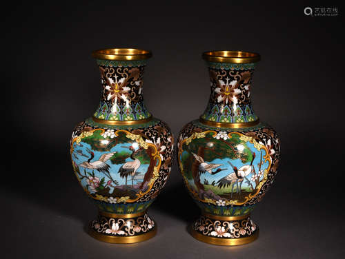 A PAIR OF CLOISONNÉ ENAMEL DECORATIVE VASES, 19TH CENTURY