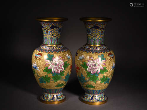 A PAIR OF CLOISONNÉ ENAMEL DECORATIVE VASES, 19TH CENTURY