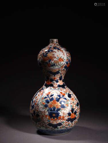 A BLUE AND WHITE, IRON-RED AND GILT DECORATED GOURD VASE, 17TH CENTURY