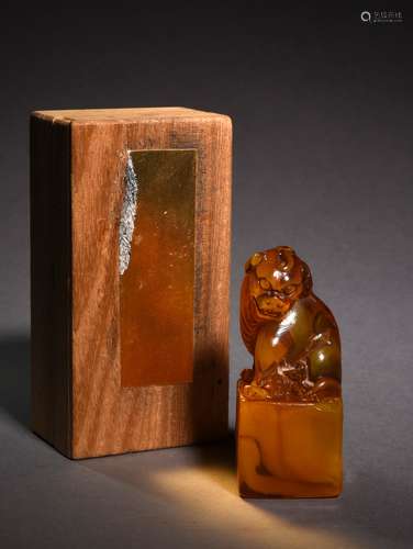 AN AMBER MYTHICAL BEAST SEAL, 18TH CENTURY