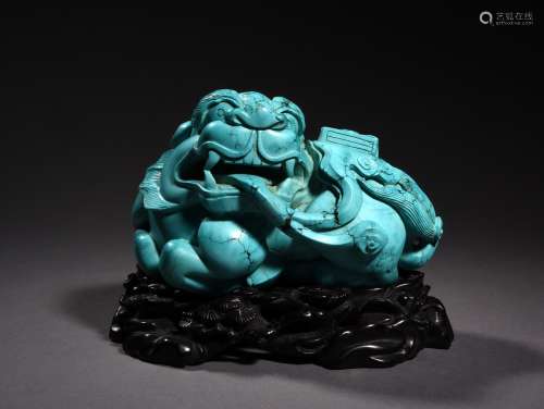 A CARVED MYTHICAL BEAST TURQUOISE, 18TH CENTURY