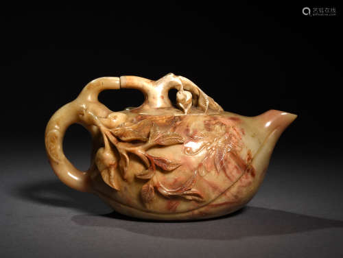 A SHOUSHAN PEACH FORMED TEAPOT, 17TH CENTURY