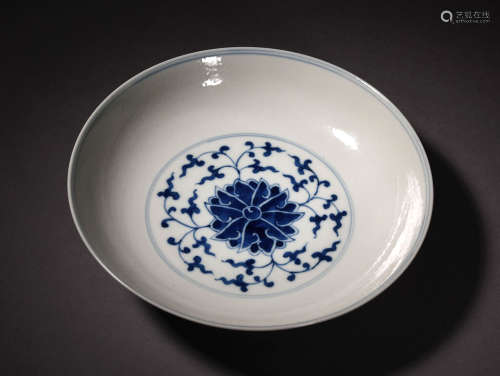 A BLUE AND WHITE HONEYSUCKLE SAUCER, 19TH CENTURY