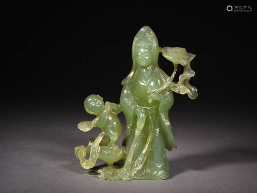 A GRAYISH CELADON JADE AVALOKITESVARA, 19TH CENTURY